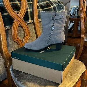 NWT! Clark’s Bendables grey heeled booties